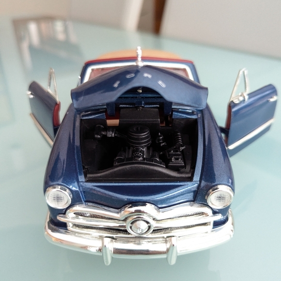 Mira Solido 1949 Ford Convertible Scale 1/18 Die Cast Model Car - Blue - Picture 11 of 12